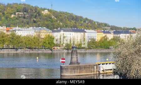 Le phare, de navigation ou d'orientation monument construit sur la rive de l'un de l'île de Zofin de Prague. La colline de Petrin avec Lookout Tower dans le background Banque D'Images