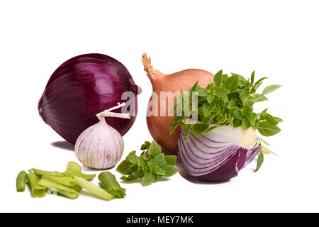 Petits oignons, bulbes d'oignons, ail, basilic isolé sur fond blanc. Close up Banque D'Images
