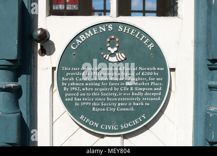 Plaque sur la porte de l'cabmen's shelter, Ripon, North Yorkshire, England, UK Banque D'Images