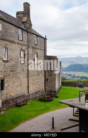 STIRLING, UK - Aug 11, 2012 : forteresse historique le château de Stirling cour avec le Monument National à Wallace vu en arrière-plan Banque D'Images