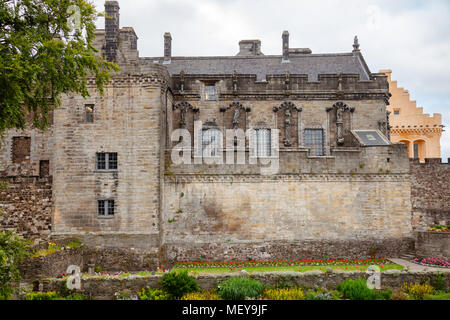 STIRLING, UK - Aug 11, 2012 : Le premier palais de la Renaissance dans les îles britanniques, le Palais Royal, comme vu de la reine Anne au jardin du château de Stirling Banque D'Images