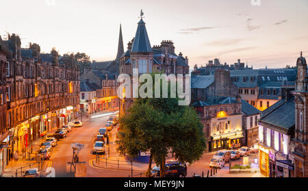 STIRLING, UK - Aug 11, 2012 : Barnton Street intersection avec Maxwell Place au crépuscule Banque D'Images