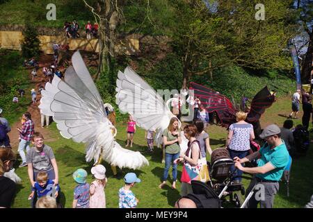 Swan cinématique Procession Marionnette à Rougemont pour jardins du ramm Carnaval des Animaux anniversaire. Exeter, Devon, UK. Avril, 2018. Banque D'Images