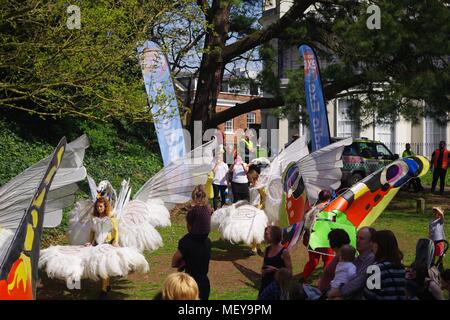 Swan cinématique Procession Marionnette à Rougemont pour jardins du ramm Carnaval des Animaux anniversaire. Exeter, Devon, UK. Avril, 2018. Banque D'Images