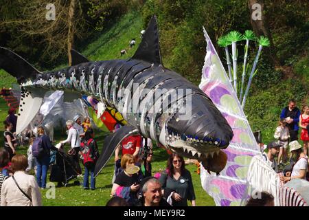 Grand Requin Blanc cinétique marionnette. ramm's Carnaval des Animaux anniversaire. Rougemont Gardens, Exeter, Devon, UK. Avril, 2018. Banque D'Images