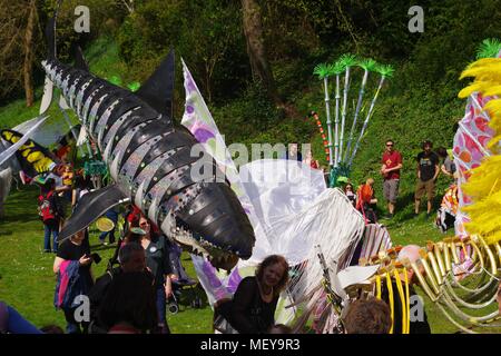 Grand Requin Blanc cinétique marionnette. ramm's Carnaval des Animaux anniversaire. Rougemont Gardens, Exeter, Devon, UK. Avril, 2018. Banque D'Images