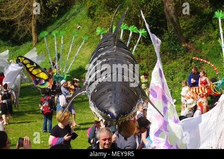 Grand Requin Blanc cinétique marionnette. ramm's Carnaval des Animaux anniversaire. Rougemont Gardens, Exeter, Devon, UK. Avril, 2018. Banque D'Images