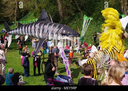 Grand Requin Blanc cinétique marionnette. ramm's Carnaval des Animaux anniversaire. Rougemont Gardens, Exeter, Devon, UK. Avril, 2018. Banque D'Images