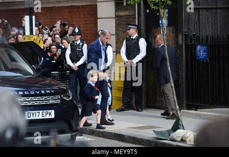 Le duc de Cambridge à Prince George et la Princesse Charlotte d'arriver à l'aile Lindo au St Mary's Hospital de Paddington, Londres, où le troisième enfant est né le lundi. Banque D'Images