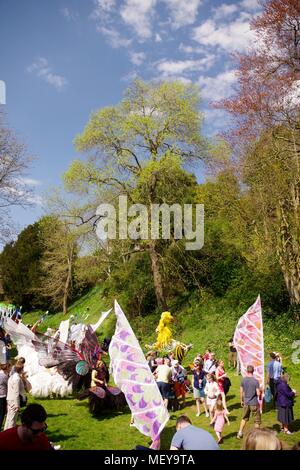 Le RAMM Carnaval des Animaux anniversaire. Procession de marionnettes animales cinématique à Rougemont Jardins. Exeter, Devon, UK. Avril, 2018. Banque D'Images