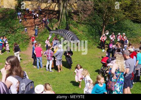 Grand Requin Blanc cinétique marionnette. ramm's Carnaval des Animaux anniversaire. Rougemont Gardens, Exeter, Devon, UK. Avril, 2018. Banque D'Images