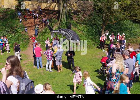 Grand Requin Blanc cinétique marionnette. ramm's Carnaval des Animaux anniversaire. Rougemont Gardens, Exeter, Devon, UK. Avril, 2018. Banque D'Images