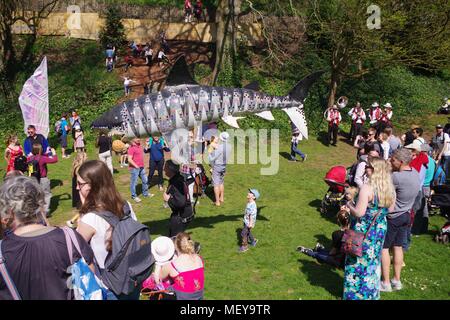 Grand Requin Blanc cinétique marionnette. ramm's Carnaval des Animaux anniversaire. Rougemont Gardens, Exeter, Devon, UK. Avril, 2018. Banque D'Images