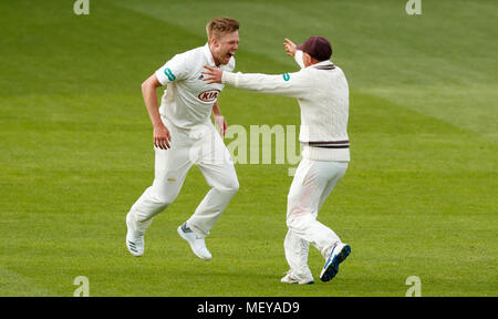 Surrey's Matthew Dunn (à gauche) célèbre en tenant le wicket final de Hampshire's Sam Notheast (pas en photo) pour 129 s'exécute pour gagner le match au cours de la Division du Championnat du comté de Specsavers un match à l'Ovale de Kia, Londres. Banque D'Images