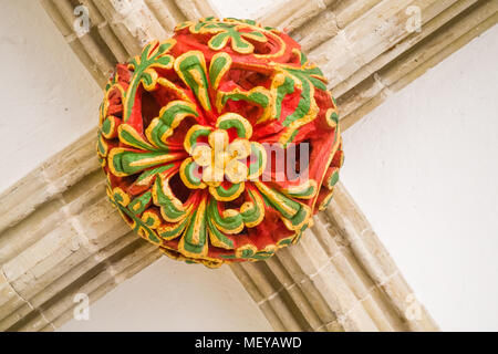 Plafond peint patron dans le couloir du cloître de la cathédrale médiévale de Salisbury, Angleterre. Banque D'Images