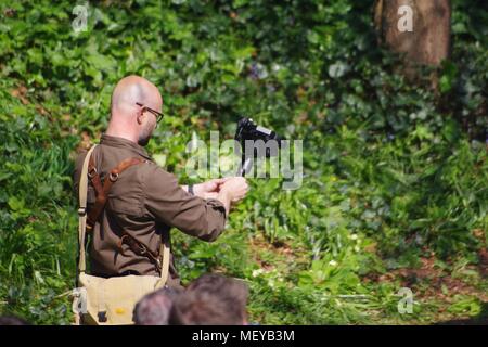 Photographe professionnel l'enregistrement des événements du RAMM'S Carnaval des Animaux à Rougemont Jardins. Exeter, Devon, UK. Avril, 2018. Banque D'Images