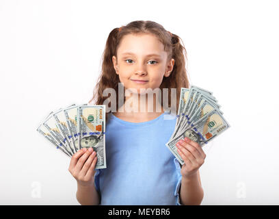 Happy smiling girl holding pour enfants riches de l'argent à deux mains sur fond blanc avec copie espace vide Banque D'Images