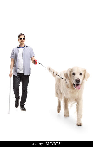 Portrait d'un jeune homme aveugle marche avec l'aide d'un chien isolé sur fond blanc Banque D'Images