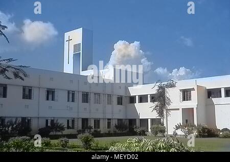 L'Hôpital de la Sainte Famille, vue sur cour, Dacca, le Pakistan oriental, 1964. Image courtoisie Centres for Disease Control (CDC). Remarque : l'image a été colorisée numériquement à l'aide d'un processus moderne. Les couleurs peuvent ne pas être exacts à l'autre. () Banque D'Images