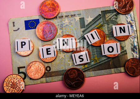 L'inscription est une pension sur l'arrière-plan de pièces de centimes d'euro et un vieux cinq euros note. Banque D'Images