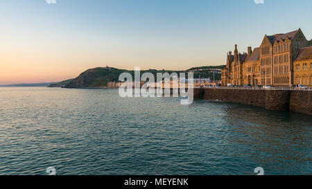 Aberystwyth, Ceredigion, pays de Galles, Royaume-Uni - 25 mai 2017 : soirée sur la terrasse Marine Banque D'Images