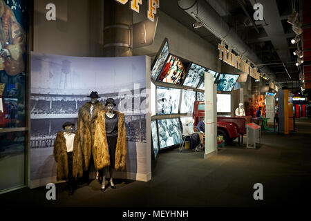 Atlanta capitale de l'état américain de Géorgie, le sapin à l'intérieur d'affichage manteau College Football Hall of Fame attraction touristique Banque D'Images