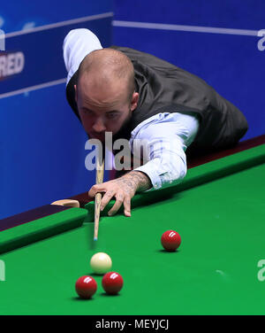 Luca Brecel en action contre Ricky Walden au cours de la troisième journée du Championnat du Monde 2018 Betfred au creuset, Sheffield. Banque D'Images