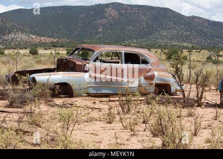 Voiture rouillée abandonnée dans le désert entouré par de fines bagues. Gran Canyon National Park, États-Unis Banque D'Images