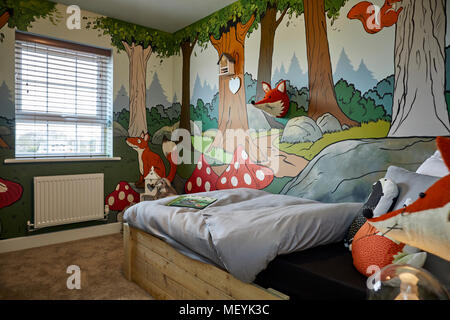 À l'intérieur d'un show accueil enfants petite chambre à coucher avec un ton bourru peinture murale sur le mur à Congleton, Cheshire. Banque D'Images