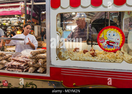 Pop corn en vente à l'intérieur de la 'brocante' (Mercado de las Pulgas) à Buenos Aires, Argentine. Banque D'Images