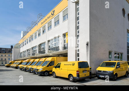 Les camionnettes de livraison DHL à dépôt. DHL est une division de la société de logistique allemand Deutsche Post AG international offrant des services de courrier express. Banque D'Images