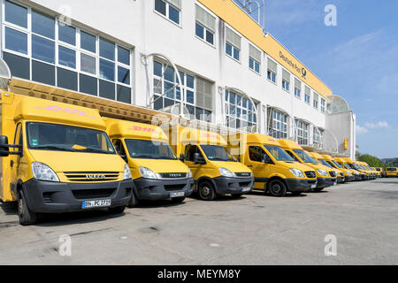 Les camionnettes de livraison DHL à dépôt. DHL est une division de la société de logistique allemand Deutsche Post AG international offrant des services de courrier express. Banque D'Images