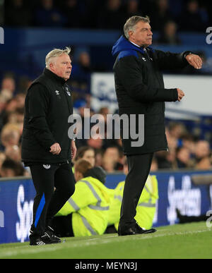 Gestionnaire d'Everton Sam Allardyce et assistant manager Sammy Lee durant la Premier League match à Goodison Park, Liverpool. Banque D'Images