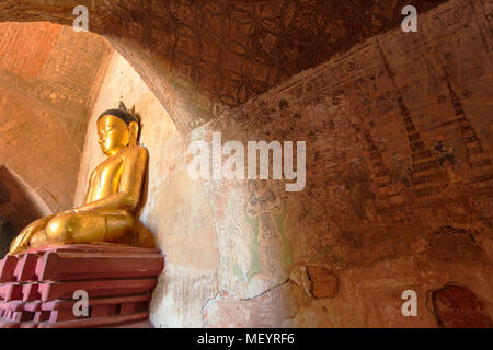 Détail des fresques et un golden Bouddha assis dans le 'Sulamani Temple'. Village de Minnanthu, au sud-ouest de Bagan, Myanmar (Birmanie). Banque D'Images