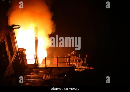 Lance-missiles le destroyer USS Laboon (DDG 58) déclenche un Tomahawk Land Attack Missile dans la 5e flotte zone d'opérations, le 13 avril 2018, 13 avril, 2018. L'Laboon a été déployée à la 5e flotte américaine zone d'opérations à l'appui d'opérations de sécurité maritime pour rassurer les alliés et les partenaires et de préserver la liberté de navigation et la libre circulation du commerce dans la région. (U.S. Photo par marine Spécialiste de la communication de masse Kallysta 3e classe Castillo). () Banque D'Images