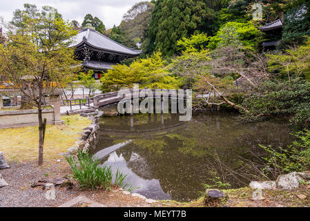 Beau Bassin avec un pont dans le Temple de Chion-in, Kyoto, Japon Banque D'Images