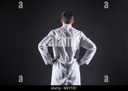 Nice professionnel homme debout dans le laboratoire Banque D'Images