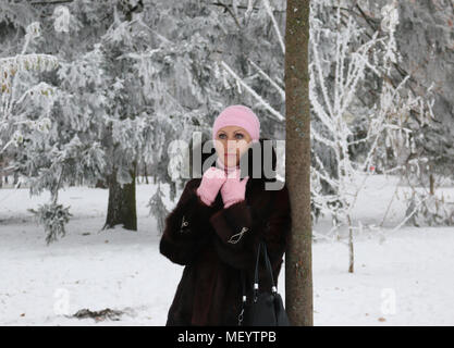 Belle femme riche en manteau de fourrure est de poser dans l'hiver noël Banque D'Images