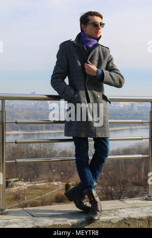 Portrait d'un beau mâle dans le modèle de lunettes noires, qui est debout sur le pont et à gauche. Temps ensoleillé. Banque D'Images