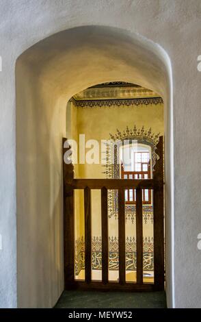 Photographie d'une vue à travers une ouverture voûtée avec une clôture en bois, à plus d'un correspondant à l'échelle d'ouverture, de façon symétrique avec un cadre décoratif peint autour d'elle, dans les parties supérieures de la galerie dans la petite mosquée Sainte-Sophie à Istanbul, Turquie, le 10 novembre 2017. () Banque D'Images