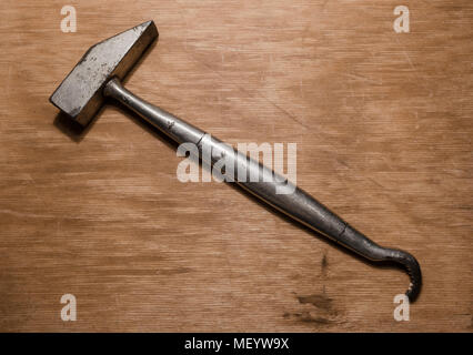 Un vieux marteau en acier sur une table en bois rayé et sale. Photo de marteau en acier avec copie espace Banque D'Images