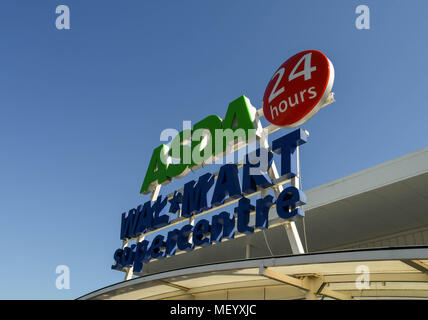 Signe au-dessus de l'entrée d'un supermarché Asda Banque D'Images