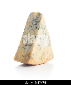 Délicieux fromage bleu isolé sur fond blanc. Banque D'Images