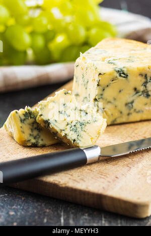 Délicieux fromage bleu sur une planche à découper. Banque D'Images