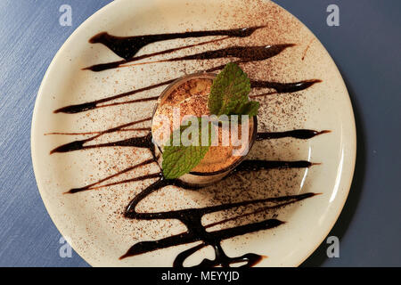 Mousse au chocolat et crème caramel désert, dans le cadre d'un restaurant Banque D'Images