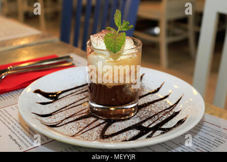 Mousse au chocolat et crème caramel désert, dans le cadre d'un restaurant Banque D'Images