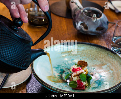 Versement élégant : voici la préparation de miso d'orge de la théière. Plat miso par le chef allemand étoilé Michelin Heiko Lacher. Restaurant Anima à Tuttlingen, Allemagne Banque D'Images