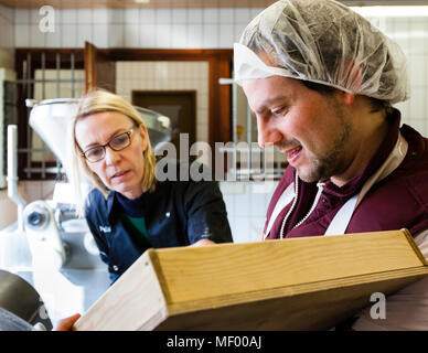 Le miso, assaisonnement japonais traditionnel, fabriqué en Allemagne, la production artisanale de première allemande le miso faite en Allemagne, Forêt-Noire Banque D'Images