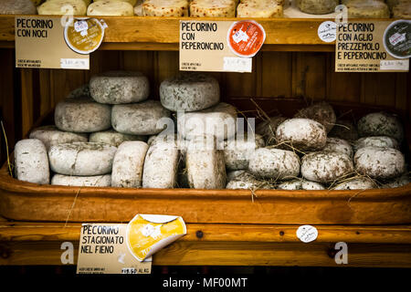 Vieille ville de Pienza, Toscane, Italie, célèbre pour bon fromage pecorino, cheeese boutique dans la vieille ville Banque D'Images