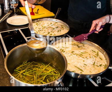C'est ainsi que l'arôme des asperges entre dans le riz : bouillon de légumes aux extrémités cuites des asperges. La cueillette des asperges sauvages signifie la cueillette d'une délicatesse en Toscane, en Italie. Il est précieux et rare comme les truffes Banque D'Images